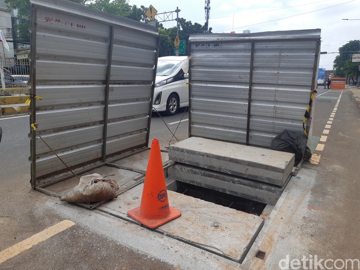 Proyek SJUT di Jl Mampang Prapatan, Jakarta Selatan. (Danu Damarjati/detikcom)