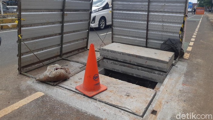 Proyek SJUT di Jl Mampang Prapatan, Jakarta Selatan. (Danu Damarjati/detikcom)