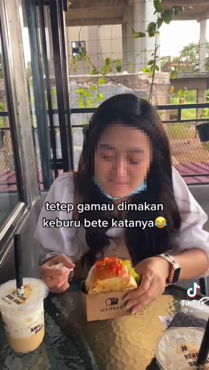 Ribet Tak Bisa Makan Roti Karena Mulutnya Kecil, Cewek Ini Bikin Netizen Kesal