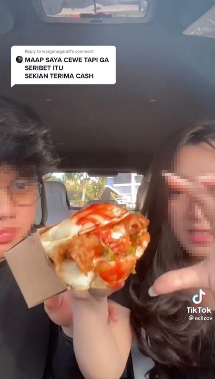 Ribet Tak Bisa Makan Roti Karena Mulutnya Kecil, Cewek Ini Bikin Netizen Kesal