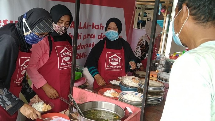 Roemah Makan Rakjat di Kota Pekalongan ini menggratiskan makanannya untuk para pelanggan, Rabu (3/2/2021). Rumah makan ini dirintis ibu-ibu Kelurahan Panjang Wetan dan didanai dari donasi warga.