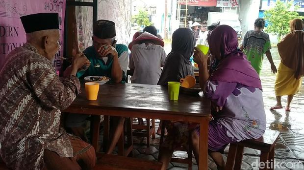 Roemah Makan Rakjat di Kota Pekalongan ini menggratiskan makanannya untuk para pelanggan, Rabu (3/2/2021). Rumah makan ini dirintis ibu-ibu Kelurahan Panjang Wetan dan didanai dari donasi warga.