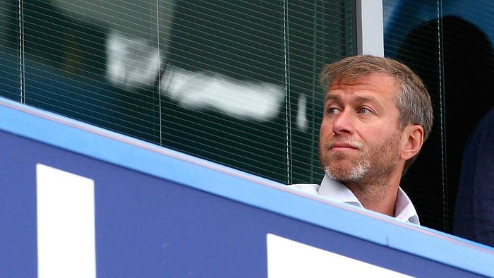 LONDON, ENGLAND - AUGUST 29:  Chelsea owner Roman Abramovich ahead of the Barclays Premier League match between Chelsea and Burnley at Stamford Bridge on August 29, 2009 in London, England.  (Photo by Phil Cole/Getty Images)