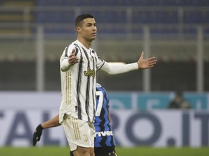 Jawaban Berani Pirlo Usai Ronaldo Cemberut karena Diganti