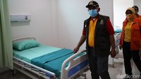 Petugas dinas kesehatan mengecek ruangan yang akan digunakan untuk merawat pasien positif COVID-19.