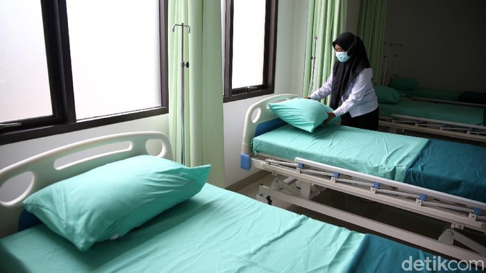 RSUD Bekasi Utara Siap Layani Pasien COVID 19 Petugas merapikan tempat tidur untuk ruang perawatan pasien COVID-19 di RSUD (Rumah Sakit Umum Daerah) tipe D Teluk Pucung, Bekasi, Jawa Barat, Rabu (3/2/2021). Pemerintah setempat mempersiapkan ruang tambahan di RSUD tipe D untuk ruang perawatan 100 pasien positif COVID-19.