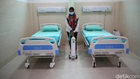 Peralatan medis telah disiapkan di ruang perawatan pasien positif COVID-19.