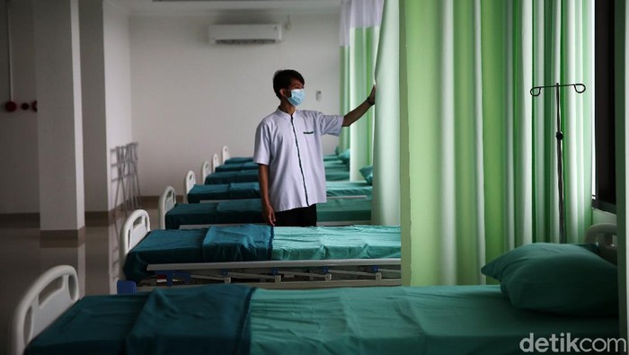 Petugas merapikan tempat tidur untuk ruang perawatan pasien COVID-19 di RSUD (Rumah Sakit Umum Daerah) tipe D Teluk Pucung, Bekasi, Jawa Barat, Rabu (3/2/2021). Pemerintah setempat mempersiapkan ruang tambahan di RSUD tipe D untuk ruang perawatan 100 pasien positif COVID-19.