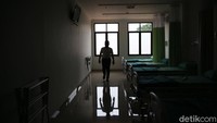 Petugas melintas di depan jajaran ranjang pasien COVID-19 di RSUD Bekasi Utara.