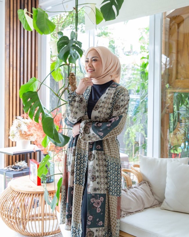 Selain asri, tanaman hias juga menjadikan pojokan rumah Rachel Vennya lebih instagramable. (Foto: Instagram/@rachelvennya)
