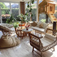 Unsur alam begitu kental di rumah influencer 25 tahun ini. Kehadiran tanaman hias membuat rumahnya terasa semakin asri. (Foto: Instagram/@rachelvennya)