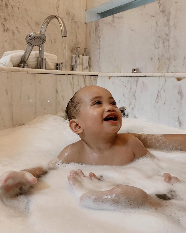 Dilapisi marmer putih, kamar mandi Rachel Vennya terasa mewah bak hotel bintang lima. (Foto: Instagram/@rachelvennya)