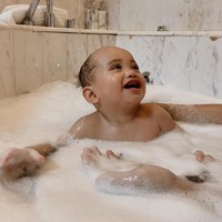 Dilapisi marmer putih, kamar mandi Rachel Vennya terasa mewah bak hotel bintang lima. (Foto: Instagram/@rachelvennya)