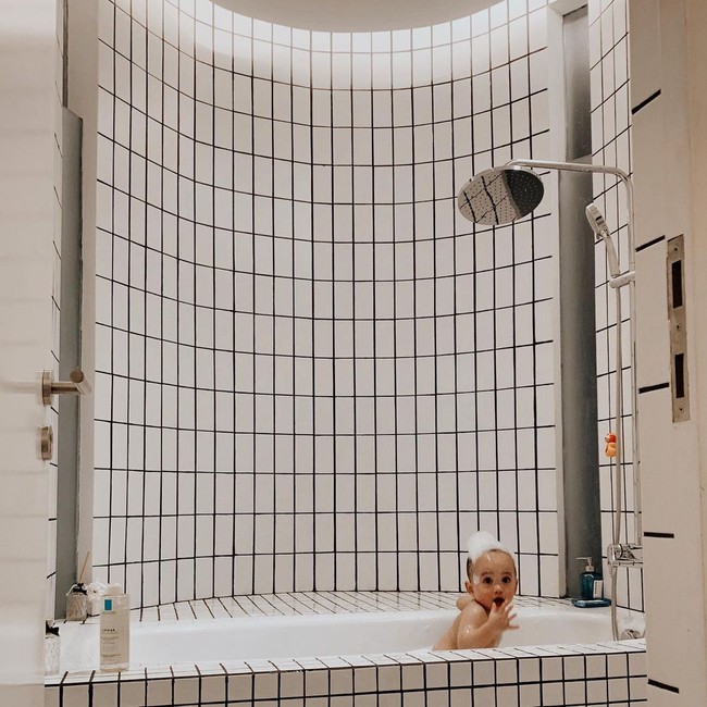 Bahkan di kamar mandi anaknya juga terdapat sebuah bathtub. (Foto: Instagram/@rachelvennya)
