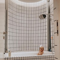 Bahkan di kamar mandi anaknya juga terdapat sebuah bathtub. (Foto: Instagram/@rachelvennya)