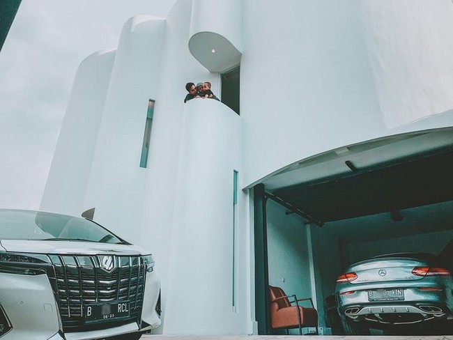 Inilah tampak depan rumah yang ditempati Rachel Vennya dan keluarga kecilnya. Dari eksterior, terlihat rumah yang berlokasi di Jakarta Selatan tersebut hadir dengan desain minimalis yang kental. (Foto: Instagram/@rachelvennya)