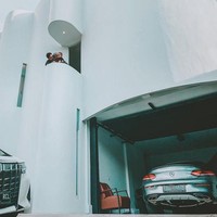 Inilah tampak depan rumah yang ditempati Rachel Vennya dan keluarga kecilnya. Dari eksterior, terlihat rumah yang berlokasi di Jakarta Selatan tersebut hadir dengan desain minimalis yang kental. (Foto: Instagram/@rachelvennya)