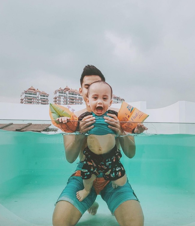 Rumahnya juga memiliki sebuah area rooftop yang dilengkapi sebuah kolam renang. Mewah! (Foto: Instagram/@rachelvennya)