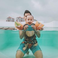 Rumahnya juga memiliki sebuah area rooftop yang dilengkapi sebuah kolam renang. Mewah! (Foto: Instagram/@rachelvennya)