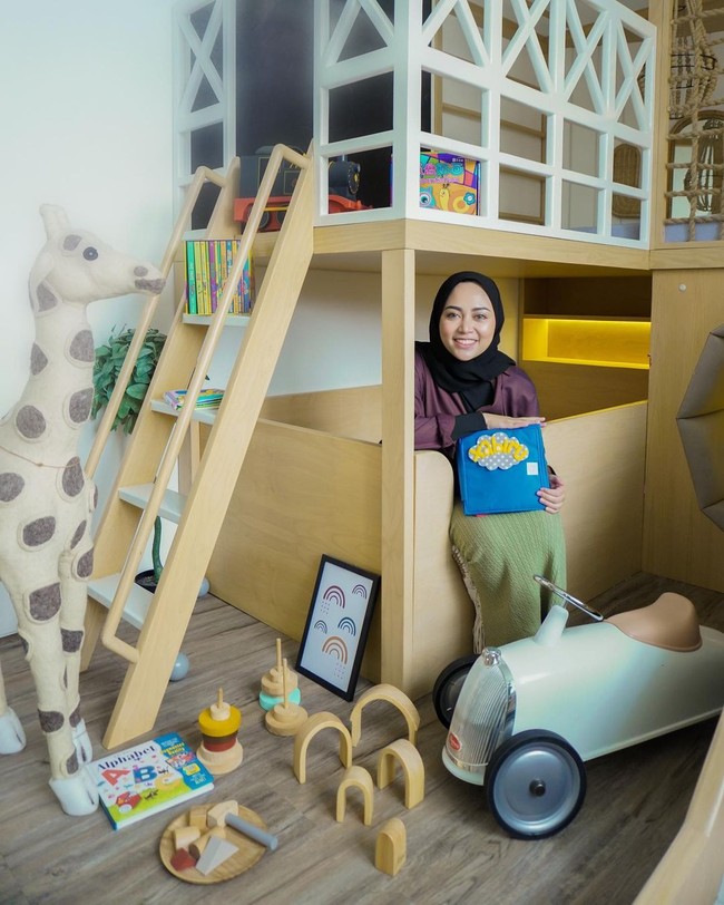 Untuk kedua buah hatinya, influencer yang belum lama ini membuat heboh karena keputusannya melepas hijab membuat sebuah area bermain bergaya minimalis kontemporer di kamar mereka. (Foto: Instagram/@rachelvennya)
