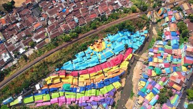 Savana Bekol, Kampung Warna-warni Malang, dan Danau Kelimutu