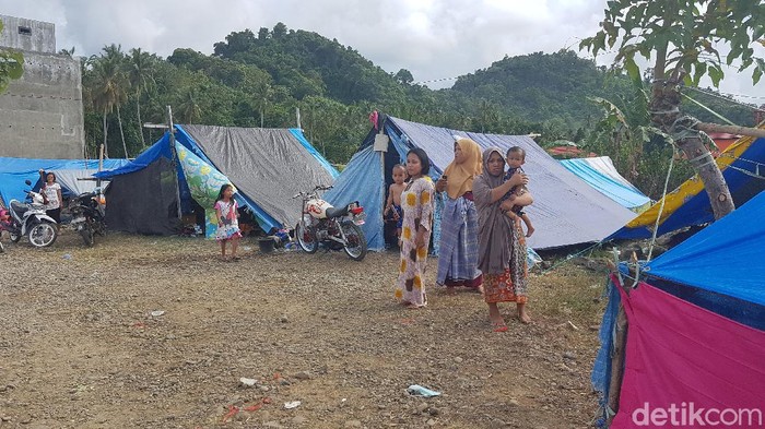 Sejumlah warga di pengungsian berhamburan ketika merasakan guncangan gempa ada Rabu (3/2) sore tadi (Abdy Febriady/detikcom)