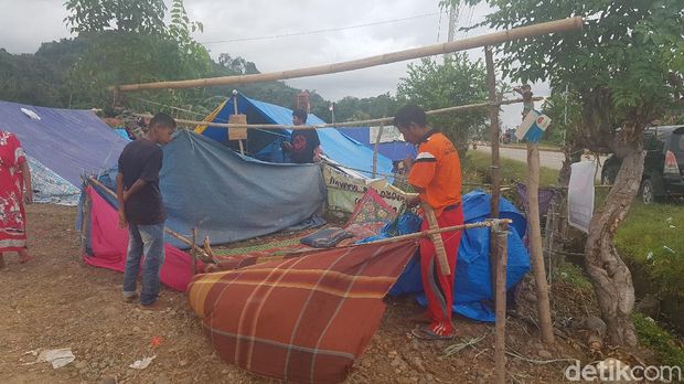 Sejumlah warga di pengungsian berhamburan ketika merasakan guncangan gempa ada Rabu (3/2) sore tadi (Abdy Febriady/detikcom)