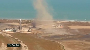 Roket Starship SN9 hancur berkeping-keping. Namun roket Starship SN10 di sebelahnya tidak terdampak ledakan (SpaceX)