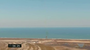 Jika semua manuver itu berjalan lancar, roket SN9 akan mendarat dengan sukses dalam posisi vertikal. Ini posisi riket SN9 hampir mendarat (SpaceX)