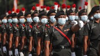 Tentara Sri Lanka berbaris selama latihan parade Hari Kemerdekaan ke-73 di Kolombo, Sri Lanka, Rabu (3/2/2021) waktu setempat.  