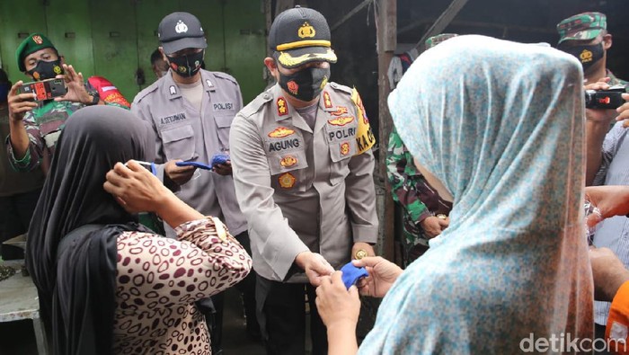 Targetkan Jombang Jadi Zona Kuning, Polisi-TNI Blusukan ke Pasar