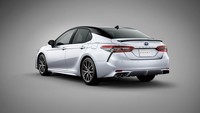 Di bagian belakang, mika lampu LED sedikit digelapkan sehingga tampak lebih sporty. Selain itu, velg Toyota Camry juga diperbarui desainnya dengan opsi 18 inci two-tone. Khusus Camry Sport bisa dipilih dengan warna dual-tone, atap dan bodi berbeda warna yang kontras. Foto: Dok. Toyota