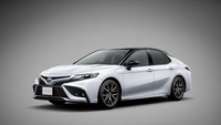 Sementara Toyota Camry Sport mendapat inlet yang lebih besar dengan aksen hitam ditambah splitter bumper yang lebih besar. Foto: Dok. Toyota
