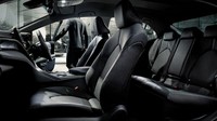 Kini, Toyota Camry terbaru dilengkapi dengan layar sentuh sembilan inci, satu inci lebih besar. Ada pula beberapa opsi trim dasbor baru. Foto: Dok. Toyota