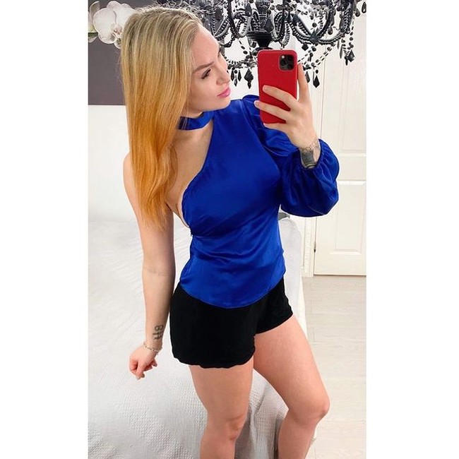 Tracy Kiss telah melakukan berbagai macam operasi plastik untuk membuatnya terlihat lebih cantik dan awet muda. Berkat penampilannya tersebut, wanita yang gemar berolahraga itu telah berhasil memperoleh lebih dari 692 ribu pengikut di Instagramnya. Foto: Instagram/@tracykissdotcom