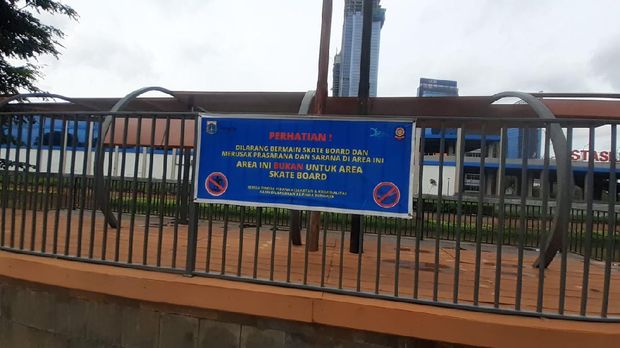 Trotoar-taman di KBB seberang Staiun BNI City telah rapih.