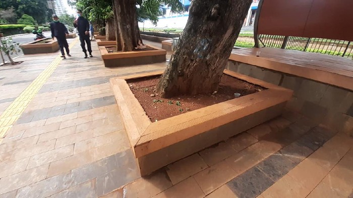 Trotoar-taman di KBB seberang Staiun BNI City telah rapih.
