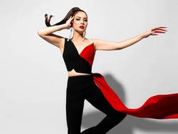 8 Foto Tya Ariestya Berpose Seksi Setelah Turun Berat Badan 25 Kg