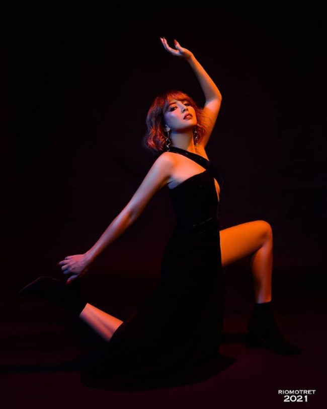 Hasil kerja keras dan disiplin dia tunjukkan lewat pemotretan fashion bersama fotografer Rio Motret. Pose-pose unik ditampilkan Tya Ariestya dengan busana bergaya edgy. Foto: Instagram/@tya_ariestya, @riomotret