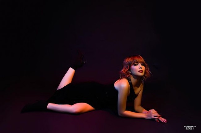 Tya Ariestya bercerita bahwa ia sempat tidak percaya diri sebelum pemotretan. Sebab koleksi pakaian yang disiapkan stylist semua berukuran XS. Foto: Instagram/@tya_ariestya, @riomotret