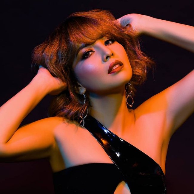 Riasan bernuansa bold dengan pulasan lipstik merah dikreasikan makeup artist Rama Jee. Foto: Instagram/@tya_ariestya, @riomotret