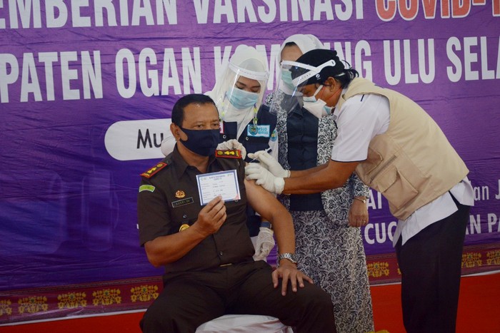 Vaksinasi COVID-19 perdana di Kabupaten OKU Selatan