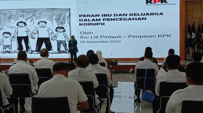 Wakil Ketua KPK Lili Pintauli saat acara sosialiasi di Medan (Ahmad Arfah-detikcom)