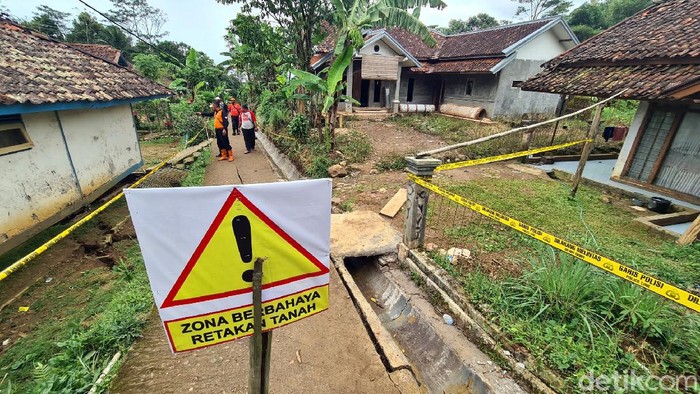 Warga kampung Ciherang dihantui suara gemuruh yang terjadi nyaris tiap malam