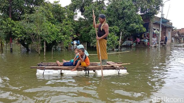 Warga Setrokalangan, Kudus, terdampak banjir mulai memeriksa kesehatan di posko kesehatan, Rabu (3/2/2021).
