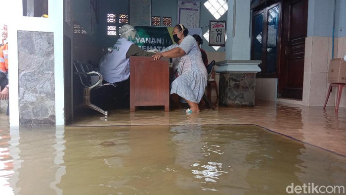 Warga Setrokalangan, Kudus, terdampak banjir mulai memeriksa kesehatan di posko kesehatan, Rabu (3/2/2021).