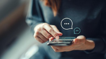 Smartphone vs non-smartphone. Di 2009, iPhone dan smartphone lainnya memang bukan sesuatu yang baru, namun masih mahal dan eksklusif hanya untuk penyedia layanan telekomunikasi tertentu. Banyak orang di era itu masih menggunakan feature phone dengan fungsi dasar ponsel atau terbatas seperti Blackberry. Foto: Getty Images/iStockphoto/oatawa