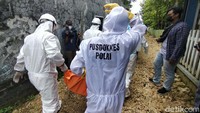 Petugas dari Pusdokkes Polri mengevakuasi jenazah untuk mengetahui penyebab kematiannya.