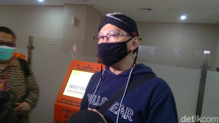 Abu Janda penuhi panggilan Bareskrim soal rasisme ke Natalius Pigai (Dyas/detikcom) Abu Janda penuhi panggilan Bareskrim soal rasisme ke Natalius Pigai (Dyas/detikcom)