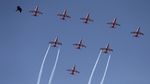 Atraksi Pesawat Angkatan Udara Bermanuver di Langit India